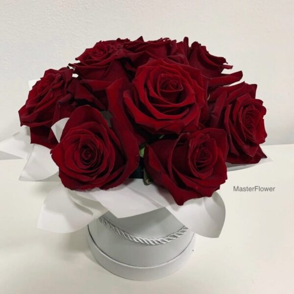 aranjament floral cu 11 trandafiri rosii