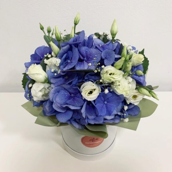 aranjament floral cu hortensie albastra